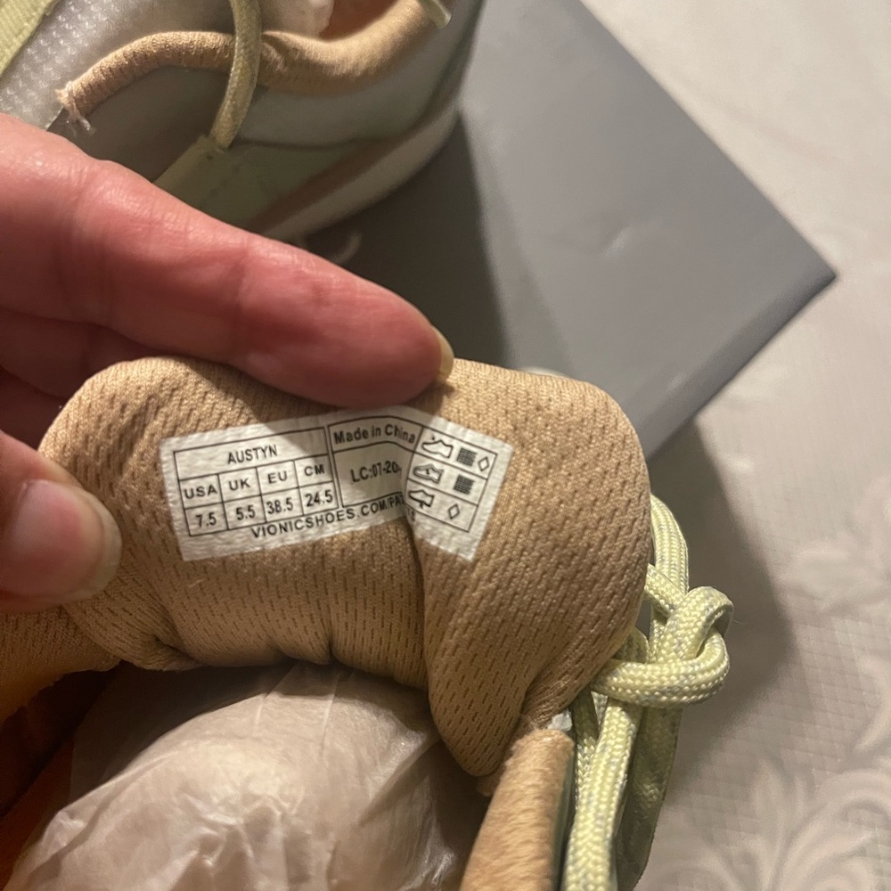 Sale… New Vionic Women’s Austyn Stylish Sage and Beige Sneakers Size 7.5. - Picture 3 of 6